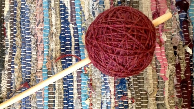 Create A Centre-Pull Ball Of Wool By Hand