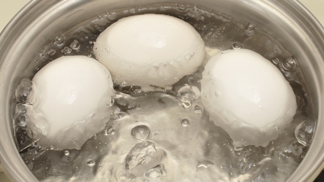 Mark Hard Boiled Eggs With Vinegar To Avoid A Runny Surprise