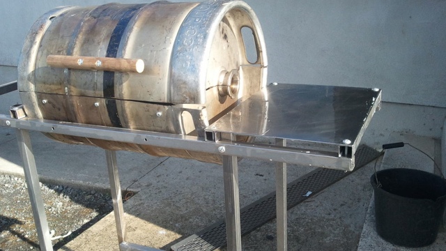 Turn A Beer Keg Into An Awesome Charcoal BBQ