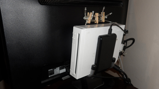 Mount Your Wii (Or Anything Else) To The Back Of Your TV With Hooks