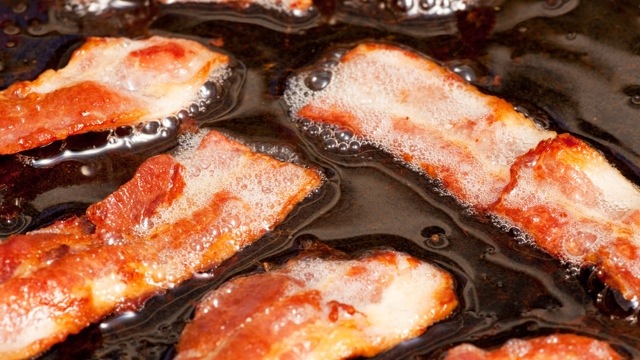 Give Your Cast Iron Pan A Delicious Seasoning With Bacon Grease