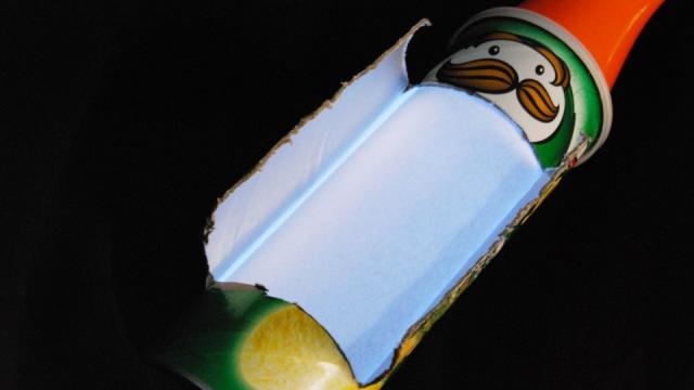 Repurpose A Pringles Can Into A DIY Light Reflector For Photos