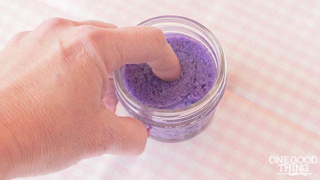 Make Your Own Nail Polish Remover-In-A-Jar