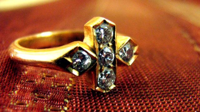 Soak Gold & Diamond Jewellery In Dishwashing Liquid To Make It Sparkle