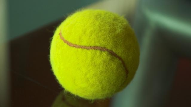 Carry A Tennis Ball On Flights To Relieve Sore Muscles