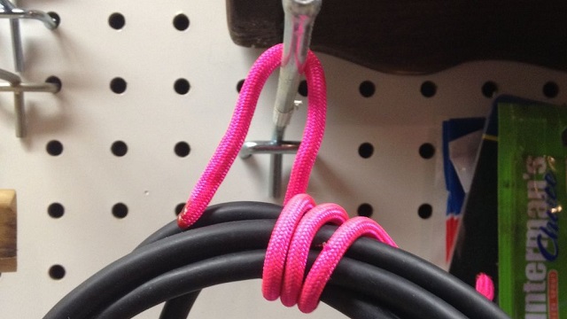 Make Strong, Reusable, Flexible Ties Out Of Aluminium Wire And Paracord