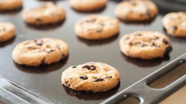 Get Biscuits Off Baking Trays More Easily With Dental Floss