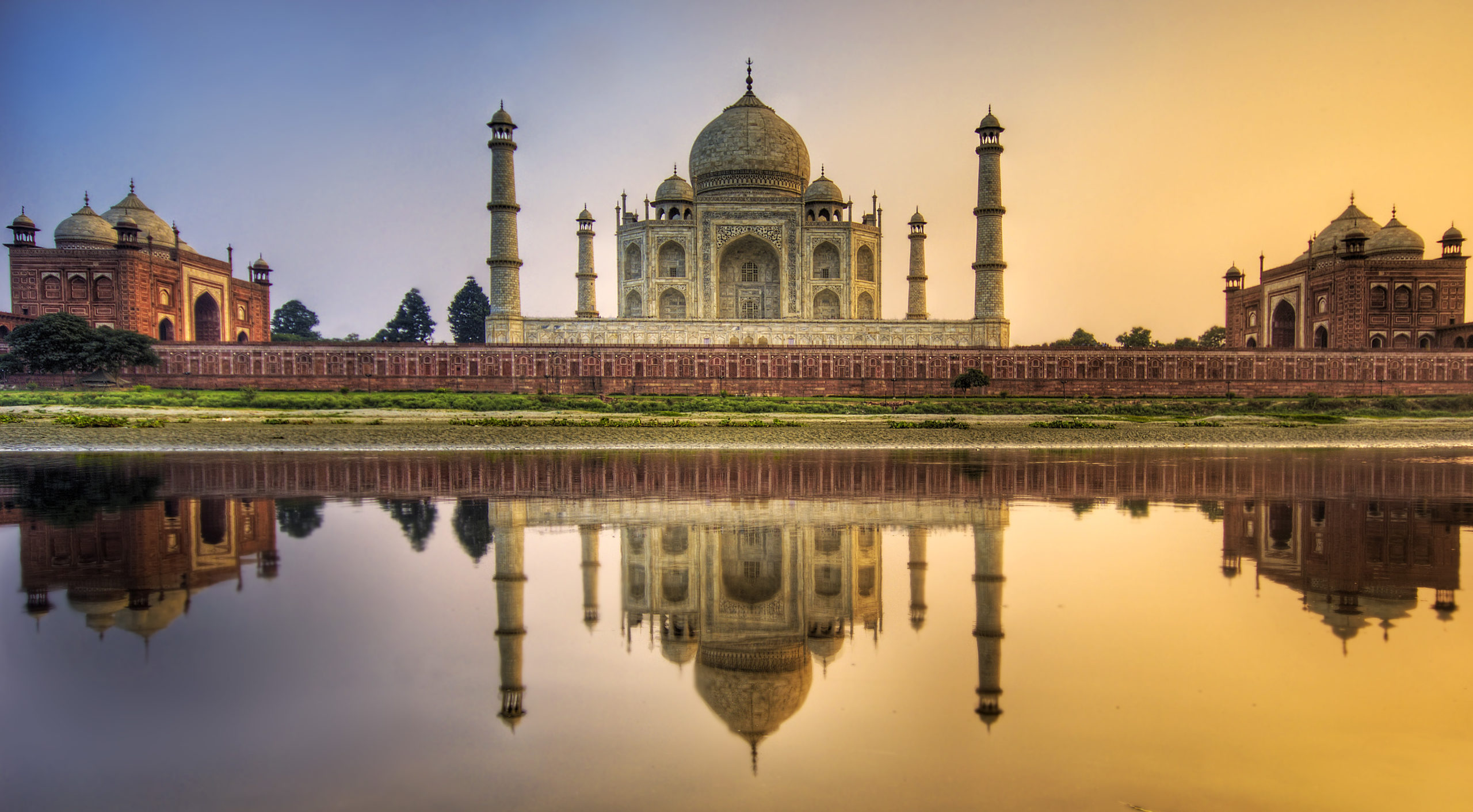 Gaze At The World’s Landmarks With These Wallpapers