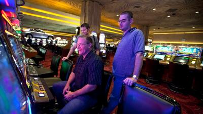 Know How Casinos Trick You Into Playing Poker Machines