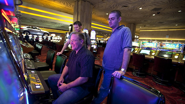 Know How Casinos Trick You Into Playing Poker Machines