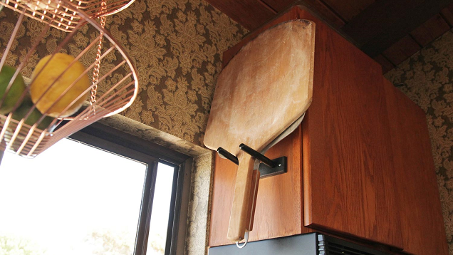 Store Pizza Peels Up High With A Guitar Mount
