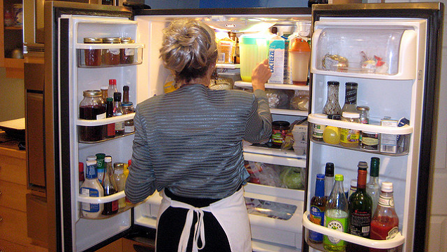Avoid Wasting Food With A Nightly Fridge Cleaning