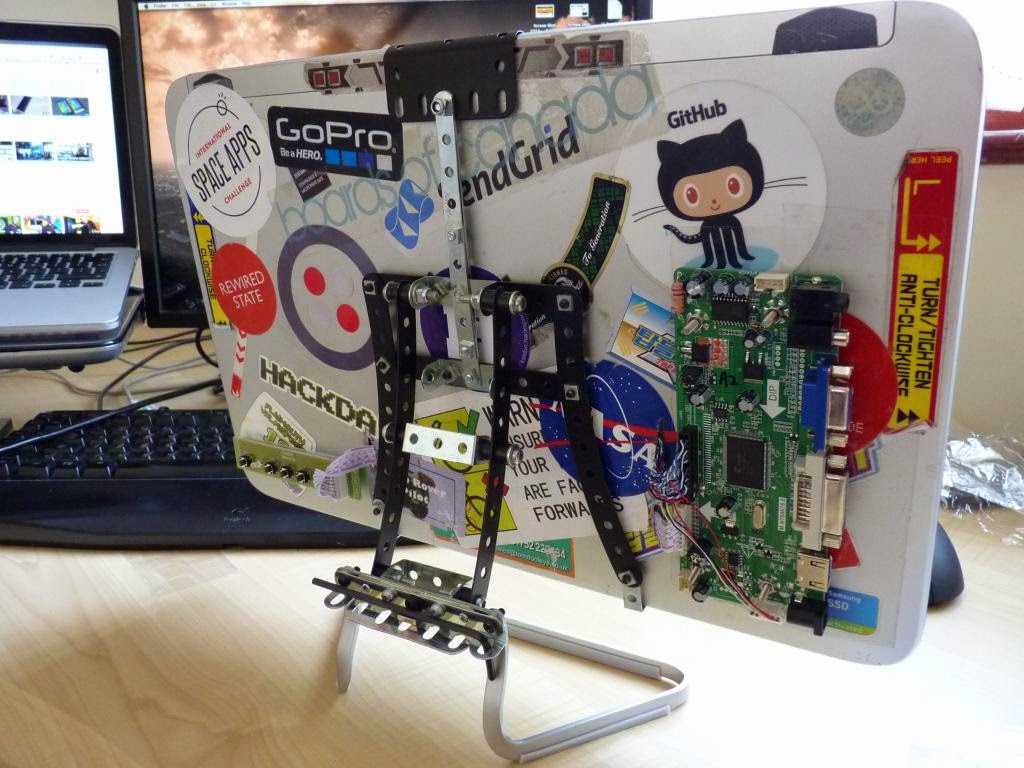 Turn An Old Laptop And Meccano Into A Cool External Monitor With Stand