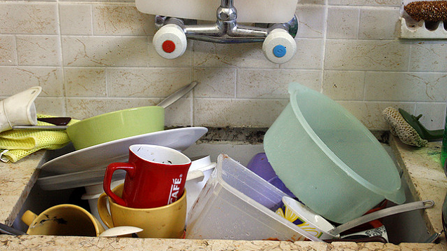 Tackle Dirty Dishes In Small Sessions With The ‘One Soapy Sponge’ Rule