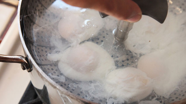 Make Poached Eggs For A Crowd With The Help Of A Strainer Basket