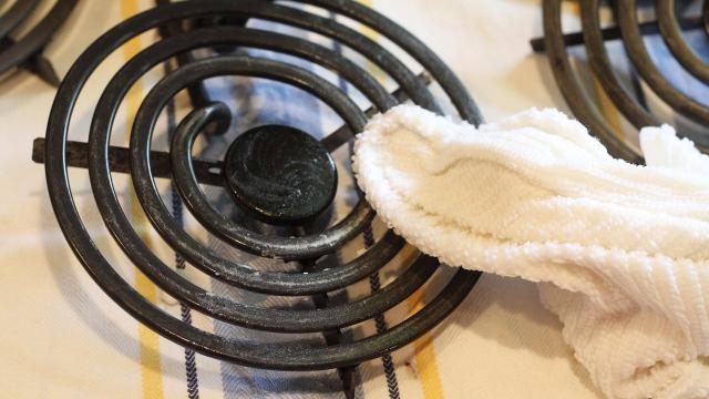 Clean Gunked-Up Stovetops With Baking Soda