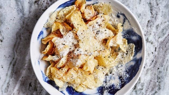 Give Bagged Potato Chips A Fancy Upgrade With This Classic Pasta Topping