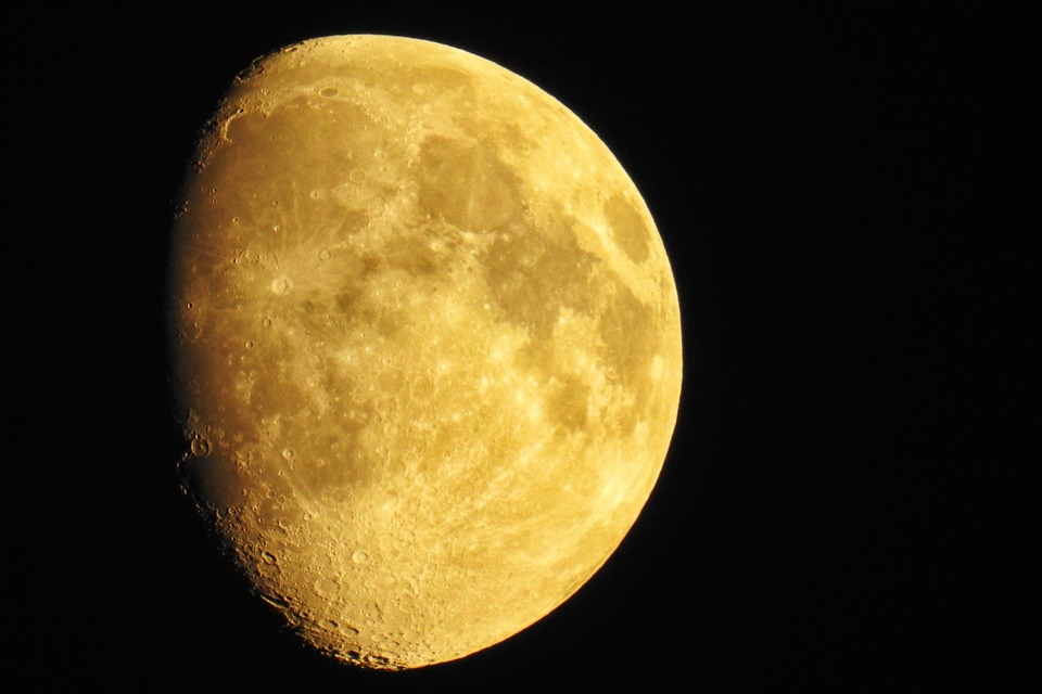 How To Take A Non-Crappy Picture Of The Moon