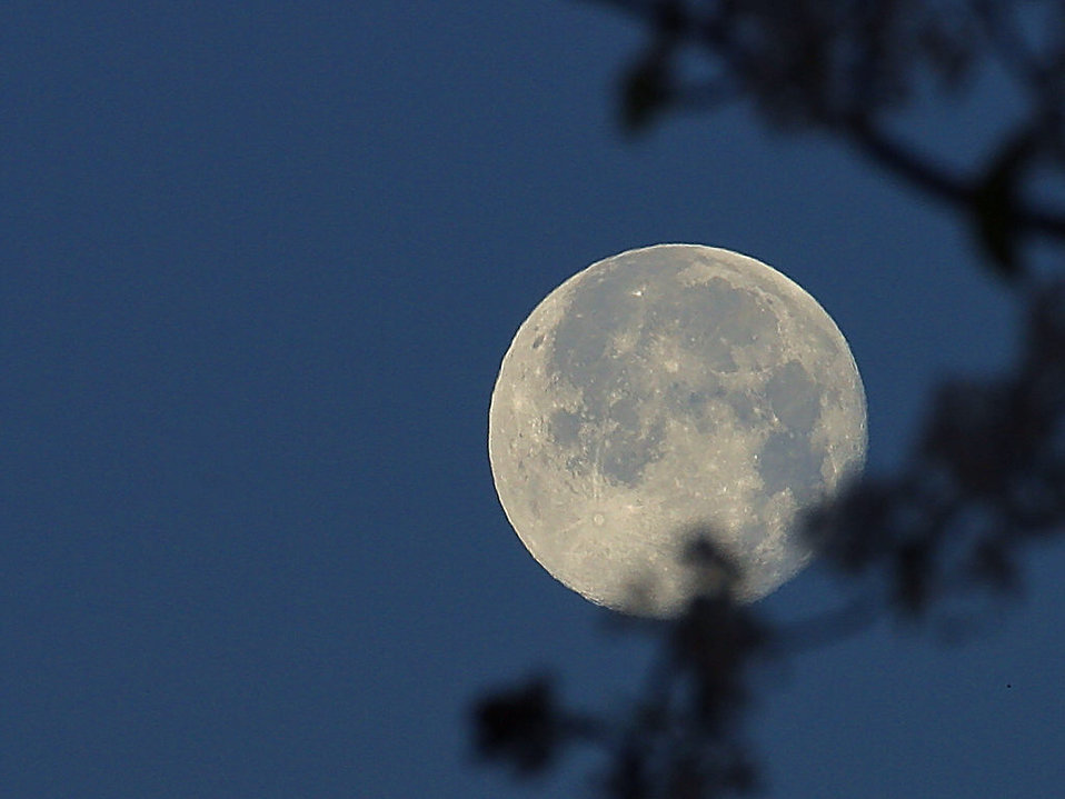 How To Take A Non-Crappy Picture Of The Moon