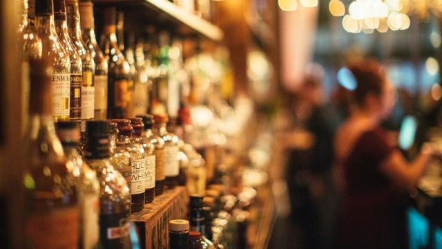 Why You Should Always Carry Cash When You Go To A Bar