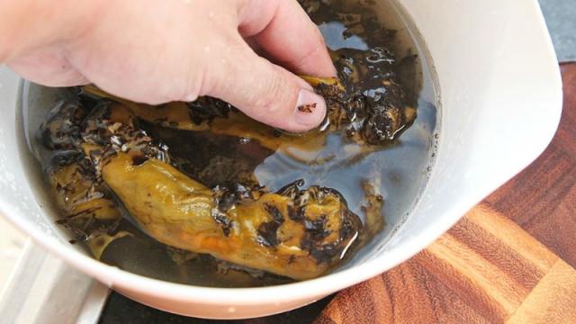 An Easy Way To Peel Charred Capsicum That Leaves You With Tasty Stock
