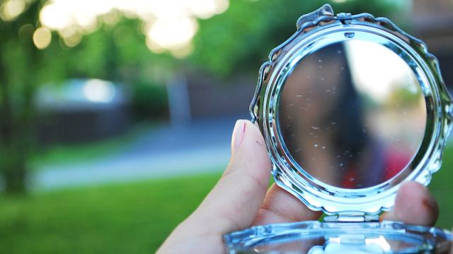 Turn Old Compacts Into A Stylish DIY Wall Mirror