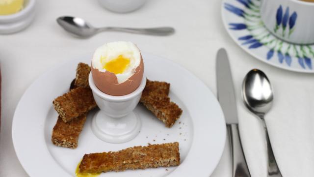 How To Eat A Soft-Boiled Egg Without An Egg Cup