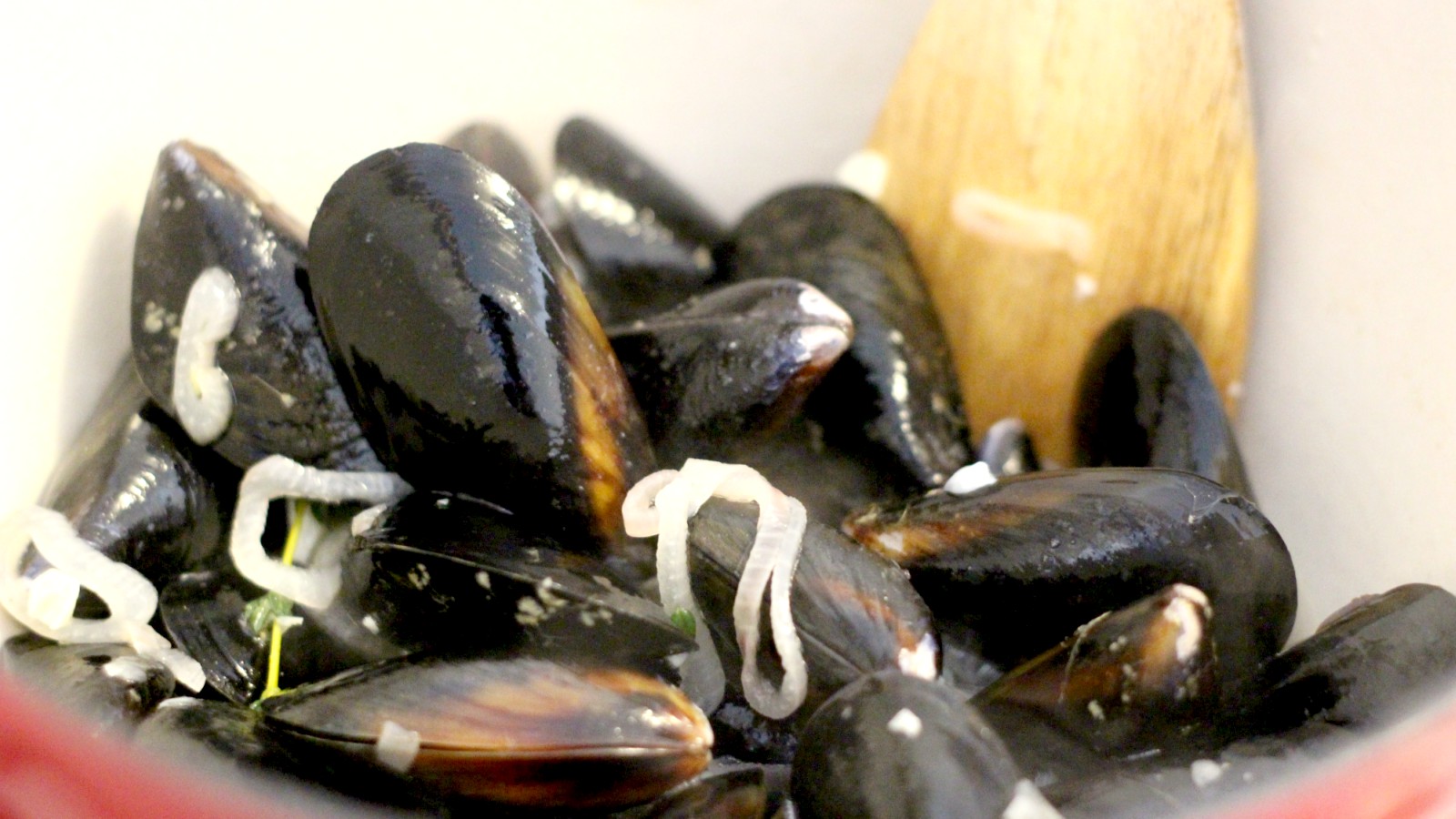 How To Make A Whole Mess Of Fancy Mussels