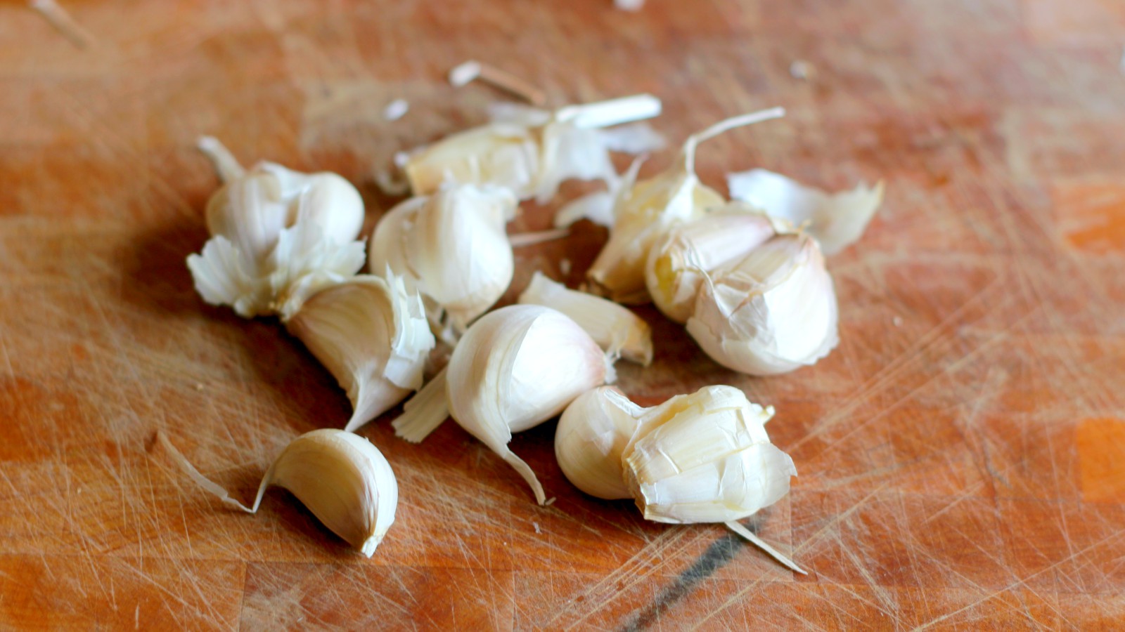Quickly Peel A Head Of Garlic With A Cutting Board