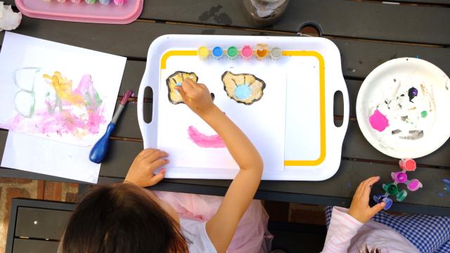 Contain Your Kids’ Artistic Mess With A Serving Tray 