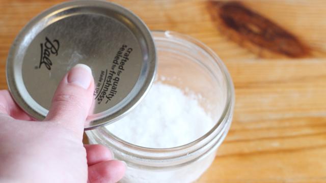 Make A Low-Budget Salt Cellar By Leaving The Band Off The Mason Jar