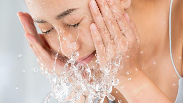How to Keep Water From Running Down Your Arms When You Wash Your Face