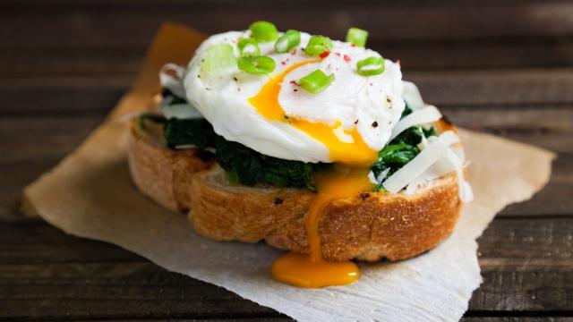 This Is the Simplest Way to Poach an Egg