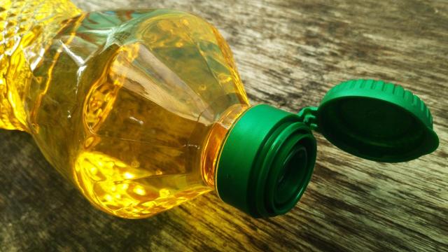 Why You Need to Keep an Empty Vegetable Oil Bottle Under Your Sink at All Times