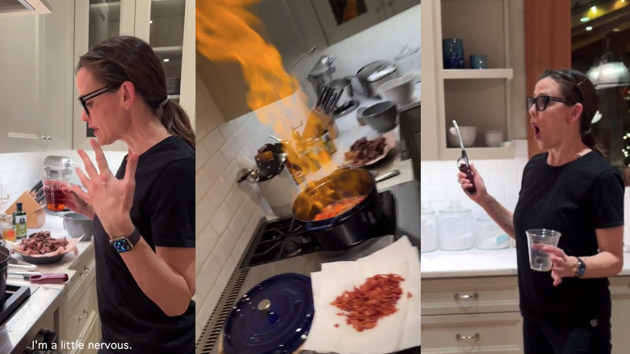 Jennifer Garner Pretend Cooking Show fire