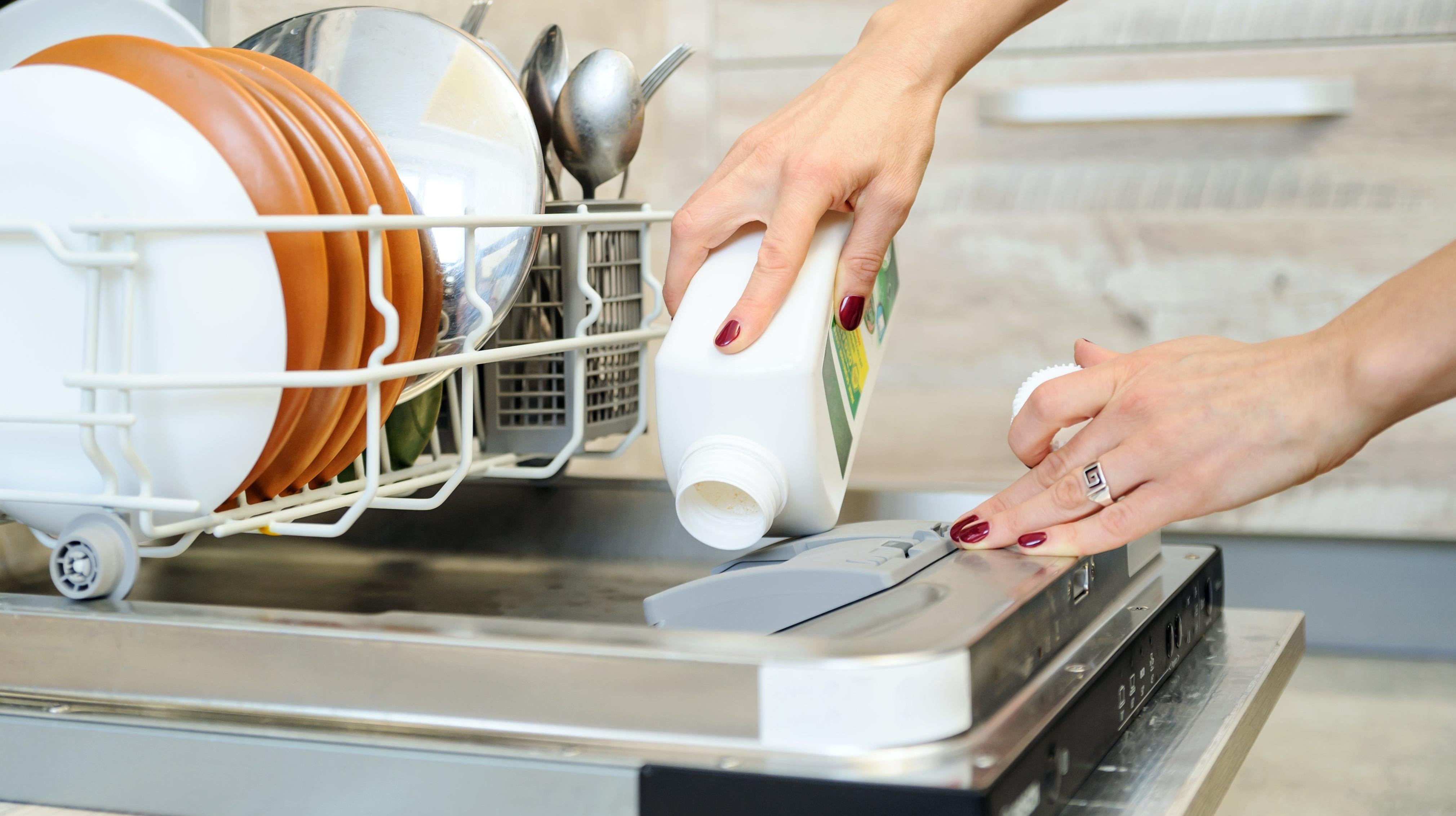 Почему машина плохо моет посуду. Посуда в посудомоечной машине. Мойка посуды. Посуда моющий машина. Мойка посуды в посудомоечной машине.