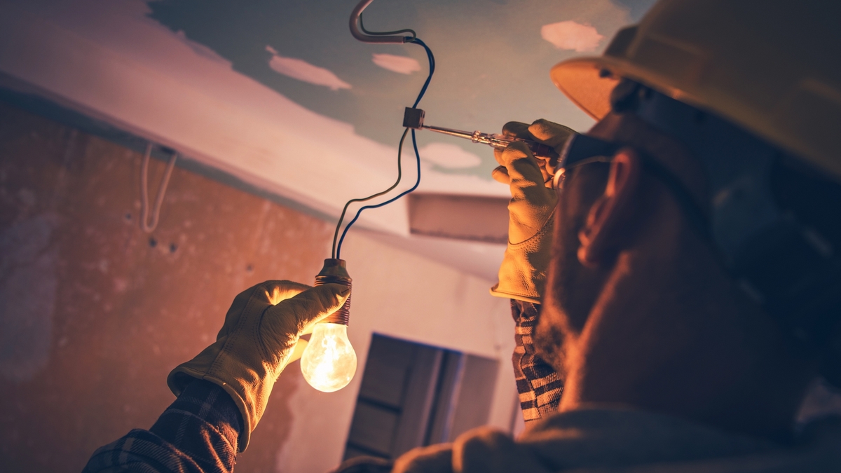 Working Contractor Electrician :electrician, cable, electric, light bulb, lighting, construction, job, work, working, labor, remodeling, residential, commercial, industrial, industry, material, voltage, watt, volt, installator, installation, outlet, electricity