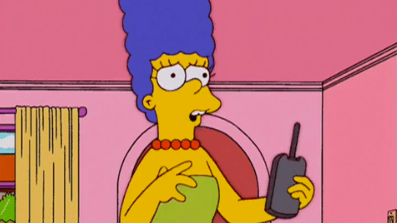 hi mum - marge simpson with a phone in her hand