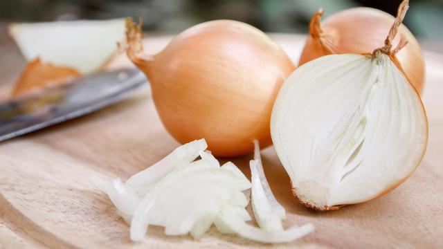 This Is the Only Right Way to Slice an Onion