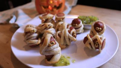 Make These Mummy Pigs in a Blankets for Halloween