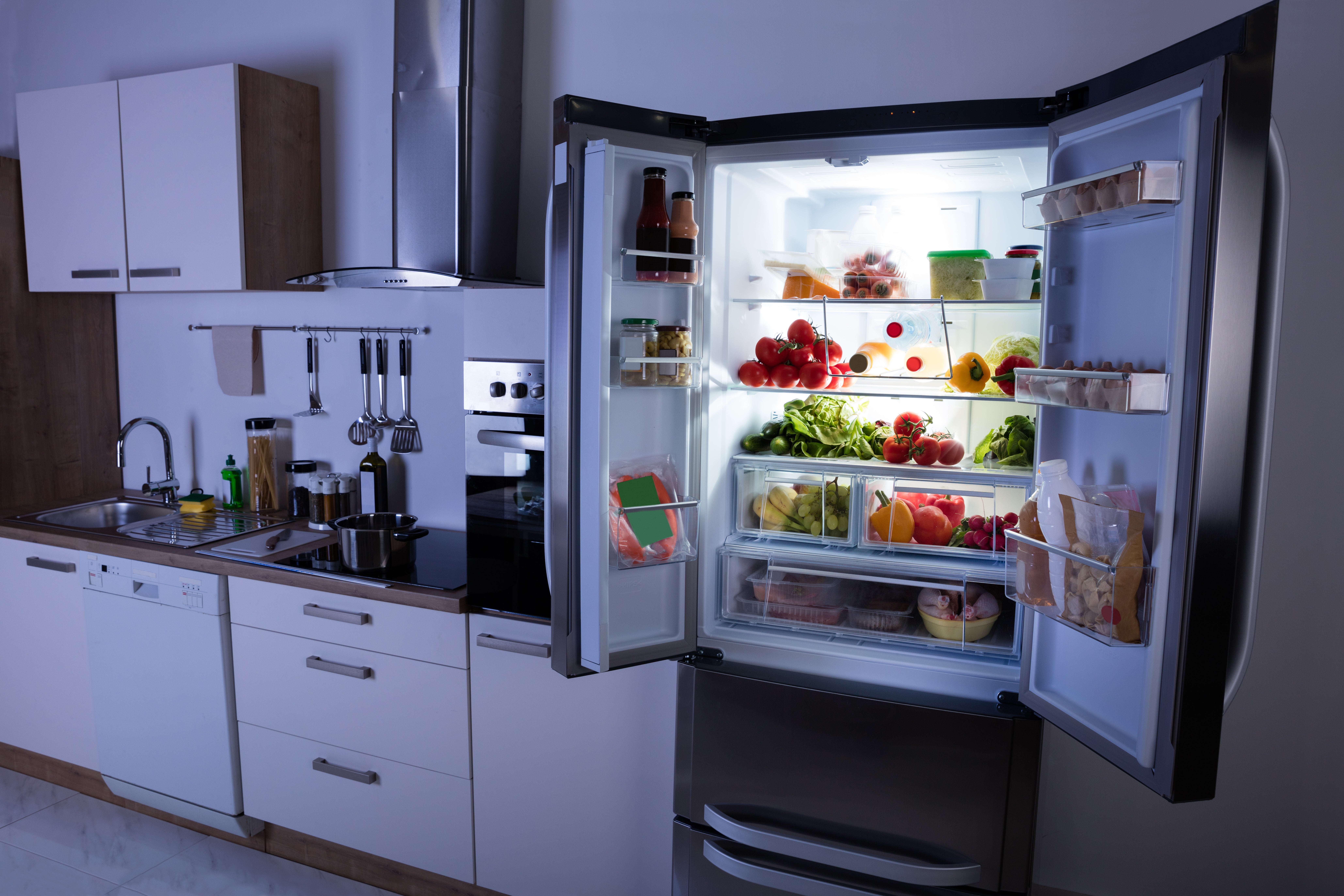Почему в домашние холодильники. Холодильник многодверный Gorenje nrm8181ux. Красивый холодильник. Холодильник в интерьере кухни. Открытый холодильник.
