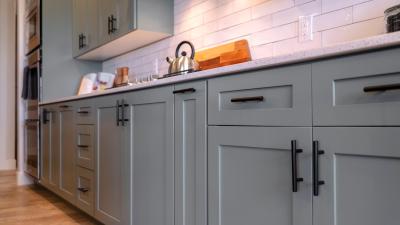 The Difference Between Knobs and Pulls on Kitchen Cabinets, and When to Use Each