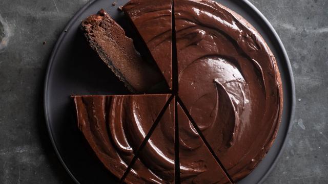 Give Your Tastebuds a Gift This Valentine’s Day With a Vegan Oreo Cheesecake