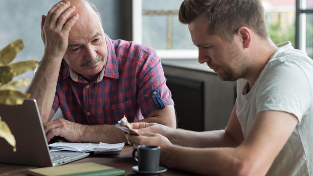 How to Unlearn Your Parents’ Bad Money Habits, According to Lifehacker Readers