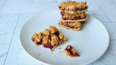 These PB&J Bars Are Next Level Baked Oats