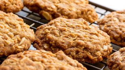 This 100-Year-Old Anzac Biscuit Recipe Gets You A Perfect, Chewy Batch