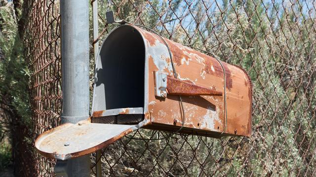 The Postal Service Is Begging You to Fix Your Mailbox