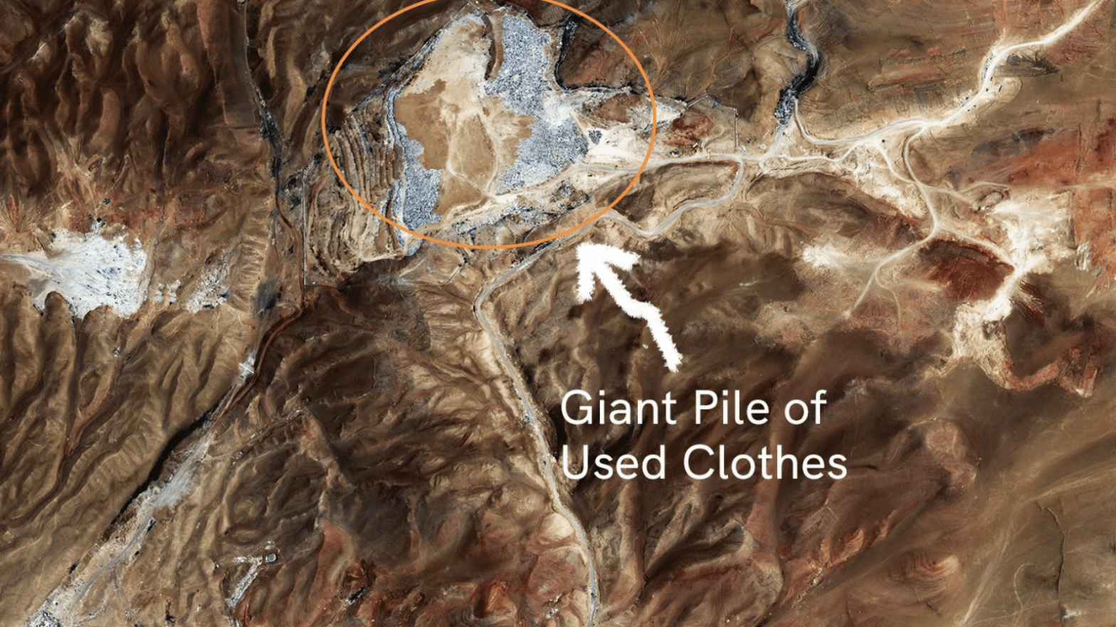 Growing pile of clothing in the Atacama Desert in Chile (Screenshot: SkyFi, Fair Use)