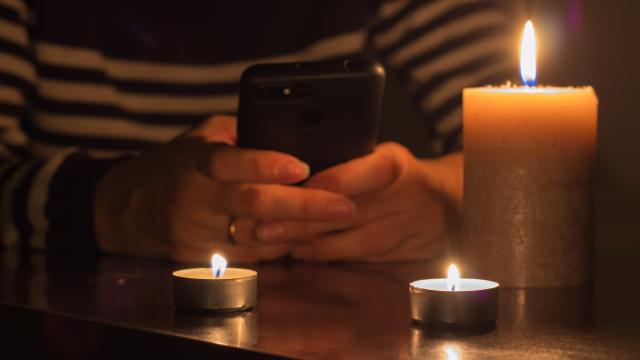 4 Ways to Charge a Phone When the Power Goes Out