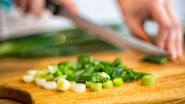 Use Up Your Extra Green Onions With This 3-Ingredient Sauce